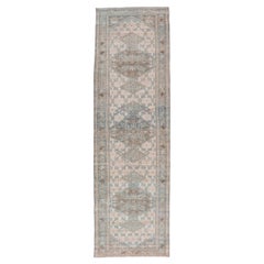 Antiker persischer Sarab-Läufer mit subgeometrischem Design in Hellblau, Hellbraun, Grau 