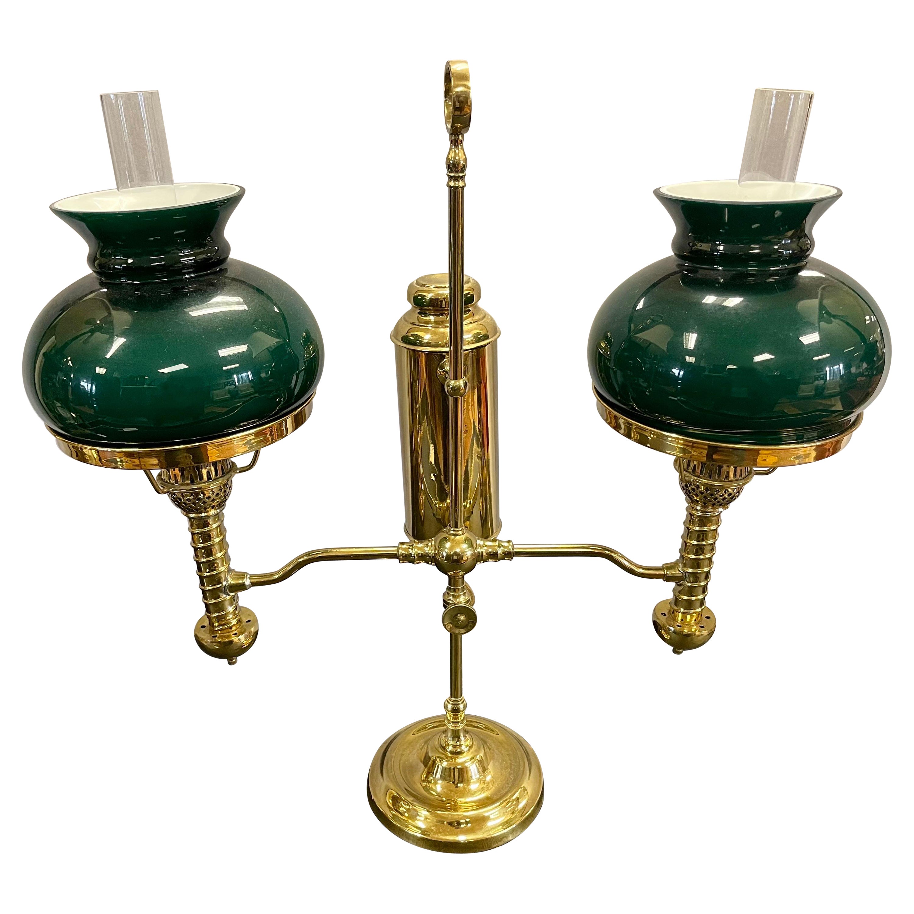 Englische Doppelarm-Lampe aus Messing mit grünen Hurricanes-Glasschirmen