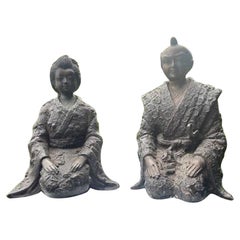 Paire de grandes figurines japonaises anciennes d'hommes et de femme samouraïs en bronze