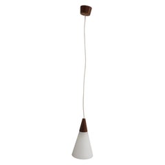 Lampe à suspension conique danoise du milieu du siècle dernier en teck et verre dépoli avec baldaquin en teck