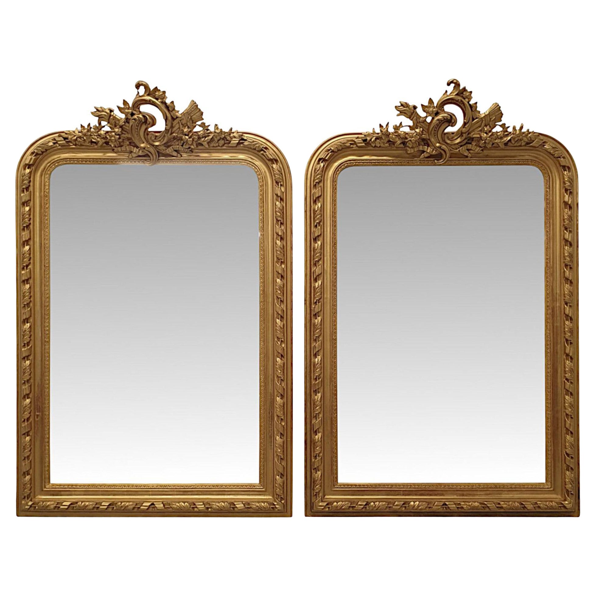 Très rare et belle paire de miroirs en bois doré du 19ème siècle