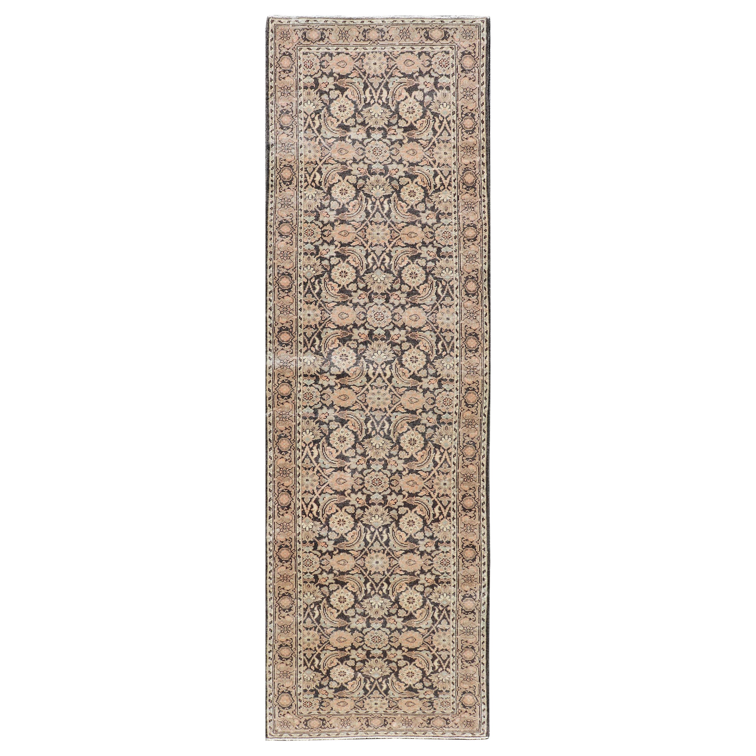 Tapis de couloir persan ancien de Tabriz avec motif floral orné dans des tons terreux 