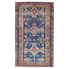 Antiker persischer Hamadan-Teppich mit farbenfrohem geometrischem Medaillon auf blauem Feld 
