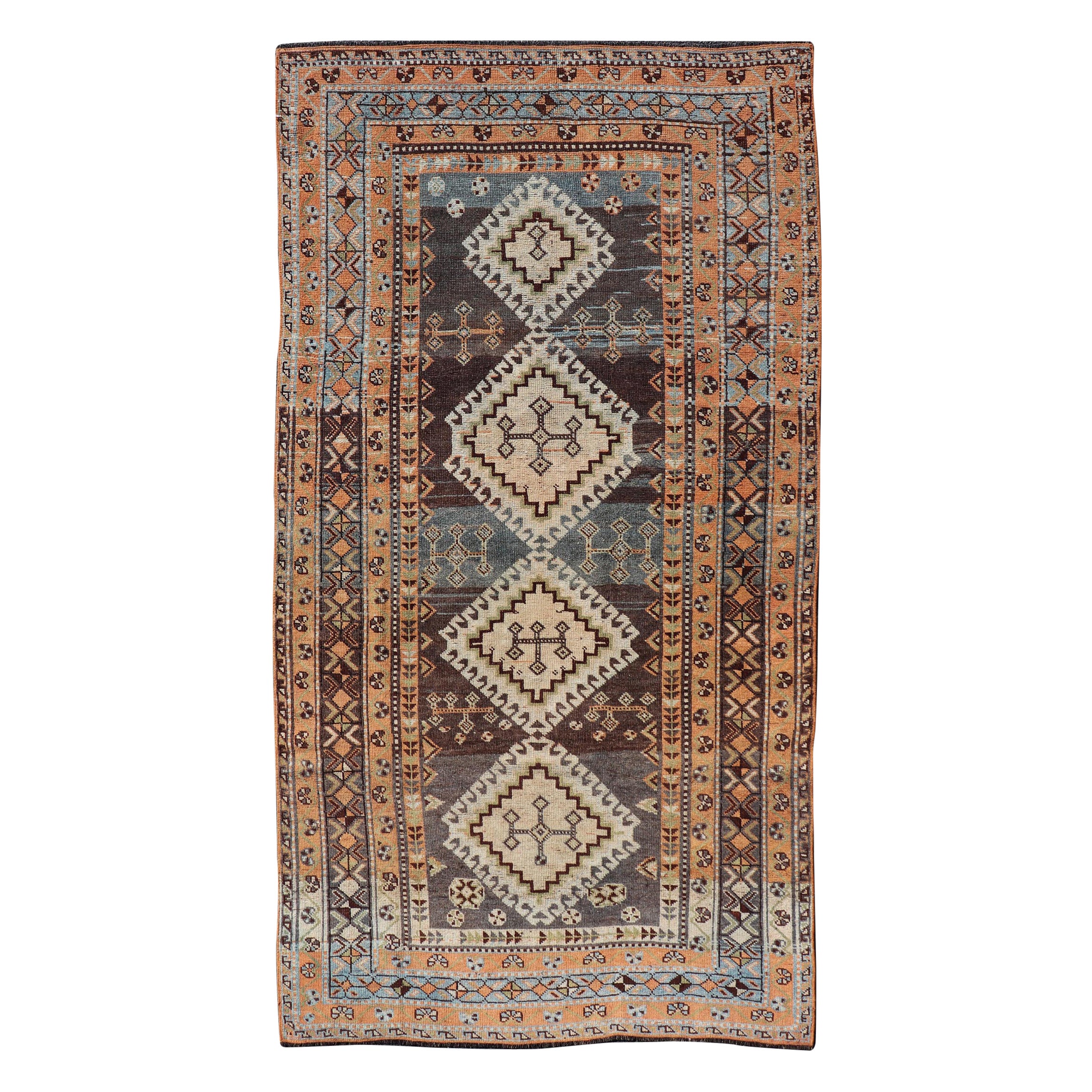 Antiker persischer Lori-Teppich mit geometrischem Stammesmedaillon-Design im All-Over-Design