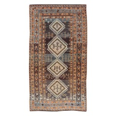 Tapis persan ancien Lori avec motif de médaillon tribal géométrique sur toute sa surface