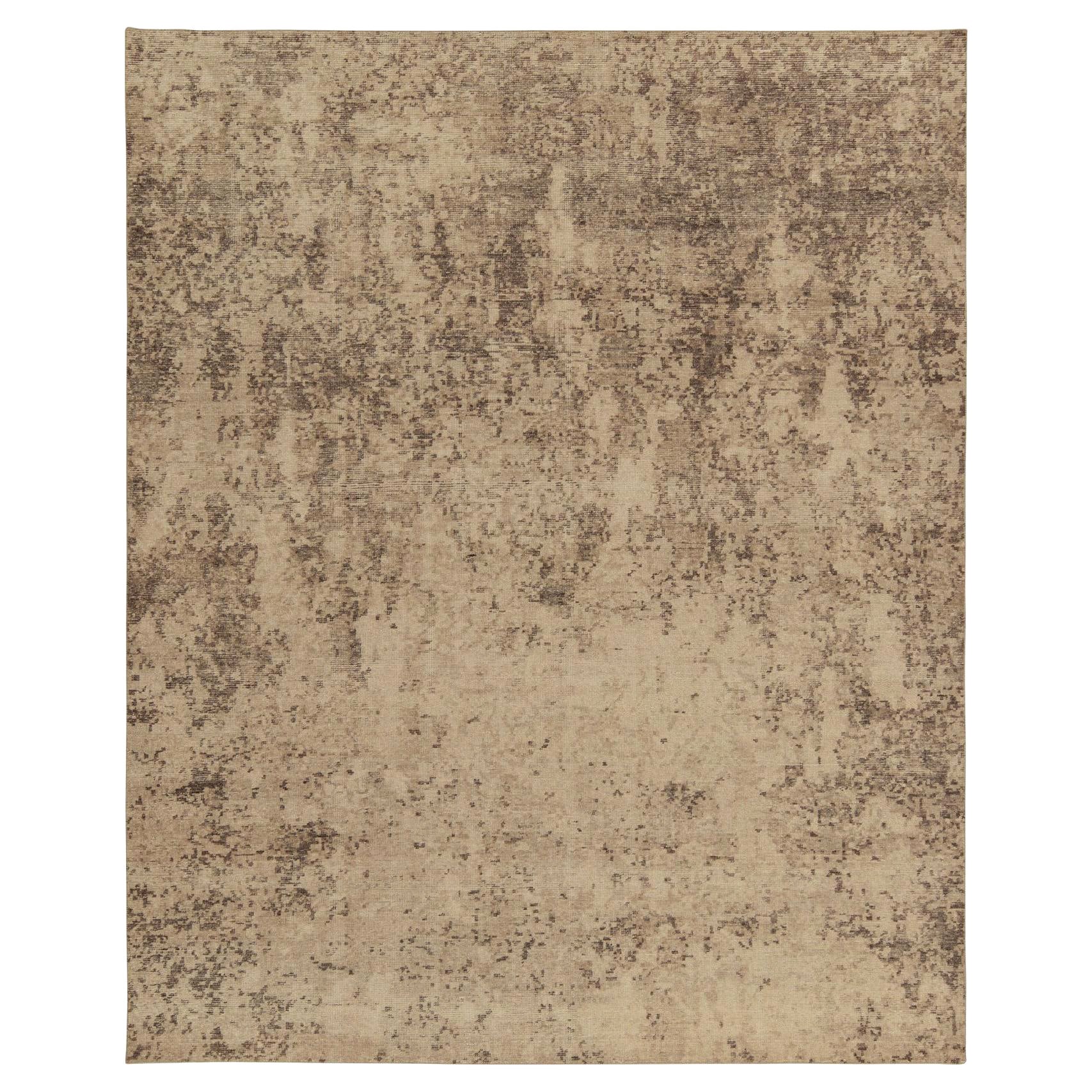 Abstrakter Teppich von Rug & Kilim in Beige-Braun im Distressed-Stil im Angebot