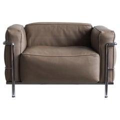 Grand fauteuil LC3 en cuir beige par Le Corbusier pour Cassina, Signé