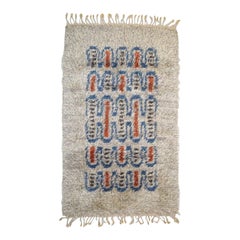 Rya rug in pure wool. Geometric fields in grey, white, blue and red shades.