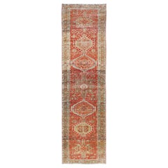 Antiker persischer Heriz-Läufer im Used-Look mit geometrischen Medaillons in weichen Farben