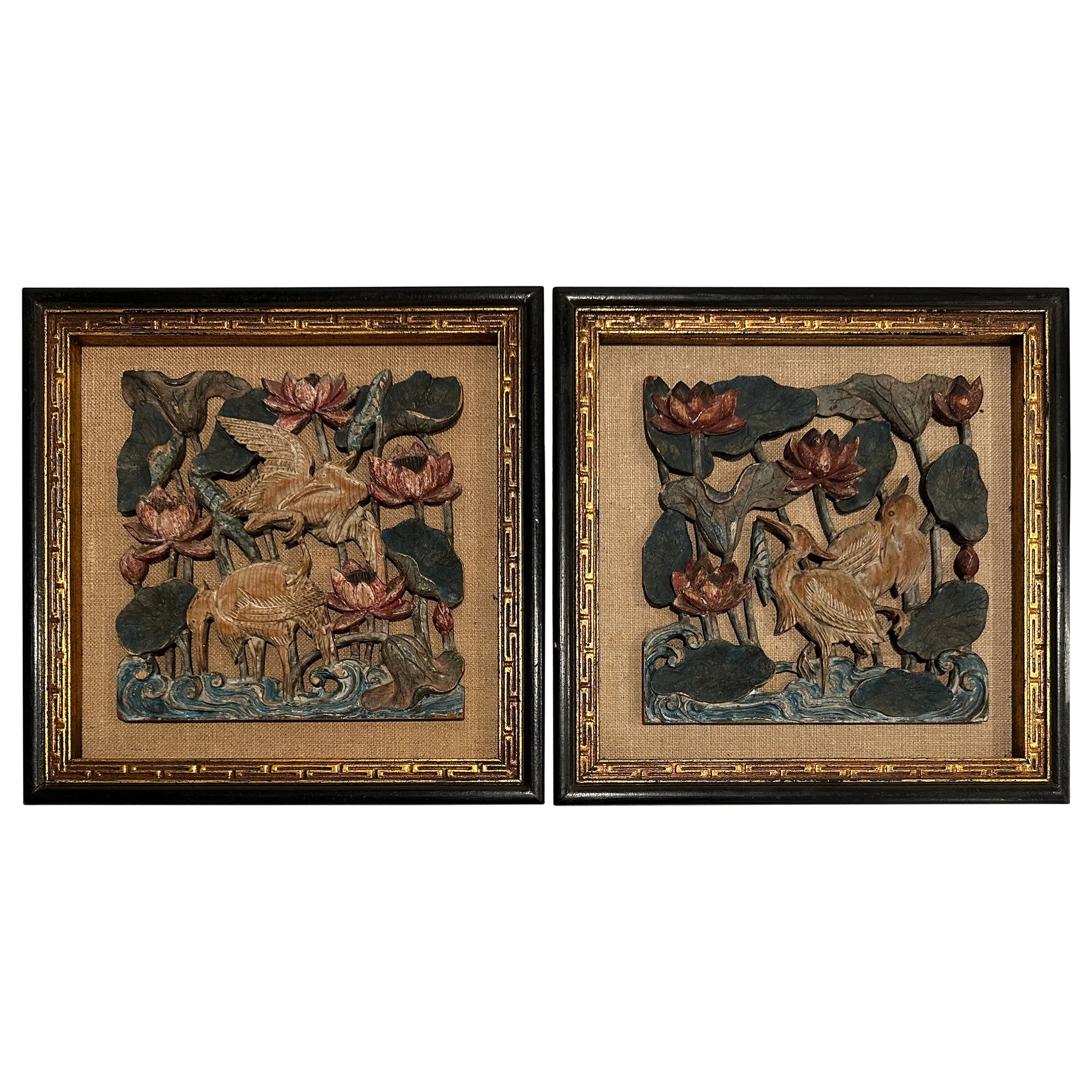 Coppia di pannelli cinesi figurati intagliati e dipinti, con cornice