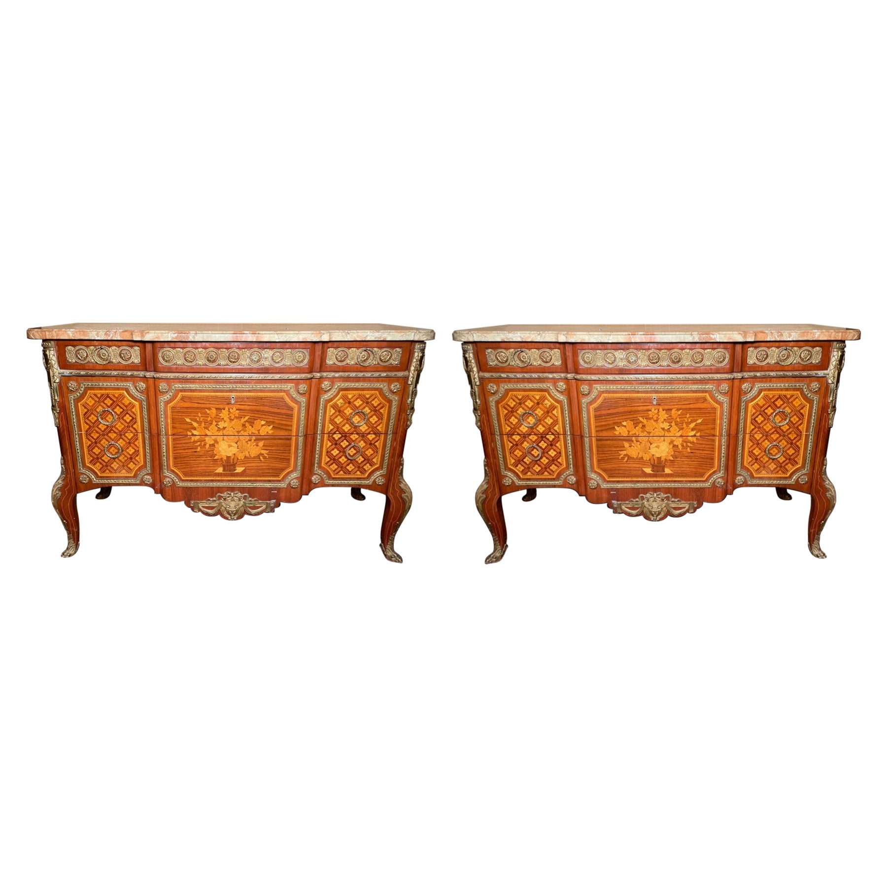 Paire de commodes françaises anciennes en marqueterie montées sur bronze doré et dessus en marbre, datant d'environ 1900 en vente