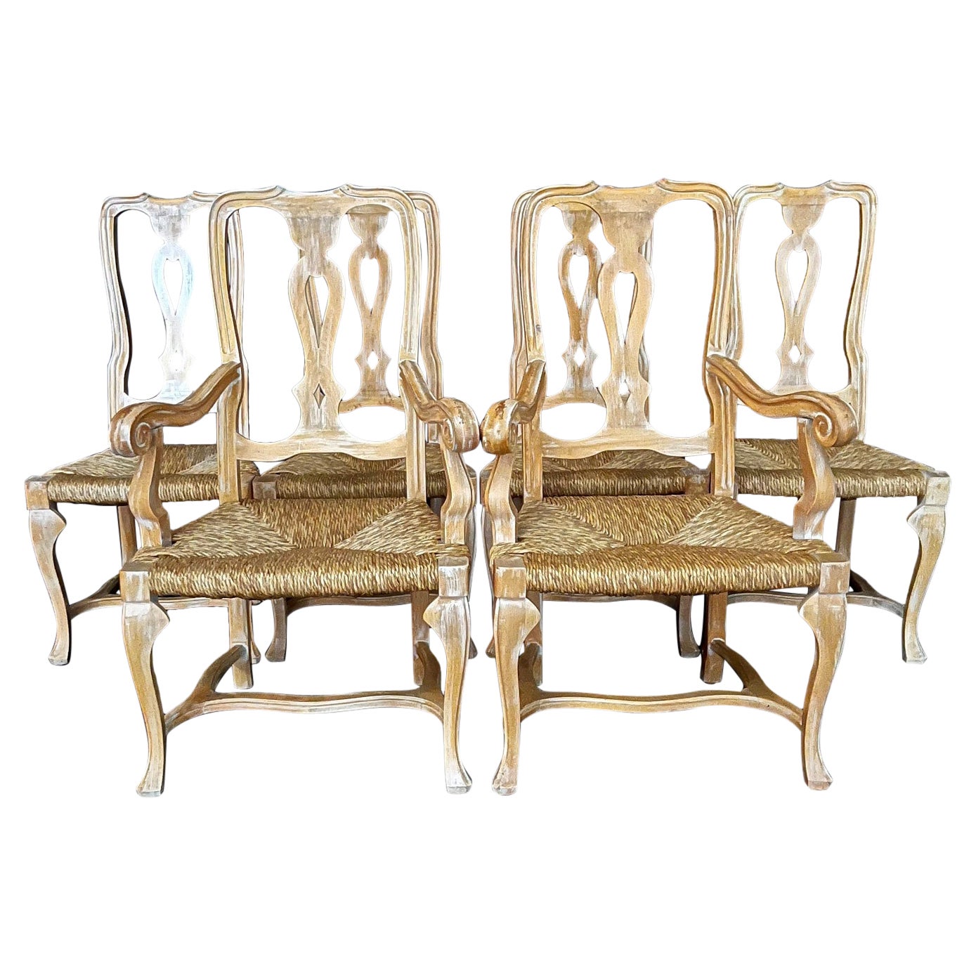 Schöner Satz von sechs französischen Esszimmerstühlen aus gekälktem Nussbaumholz im Louis-XV-Stil mit Binsensitz
