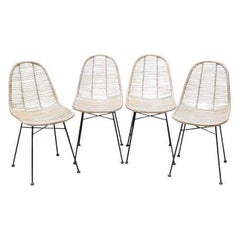 Ensemble de quatre chaises en fer et bambou, datant d'environ 1970