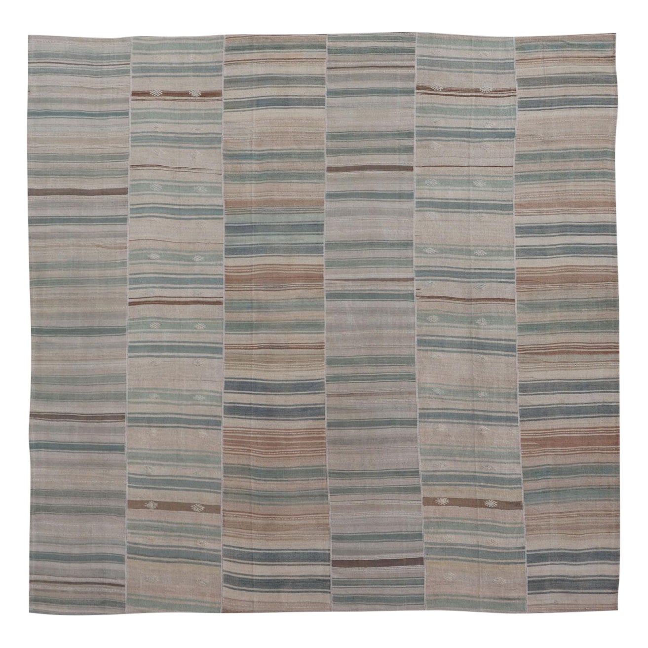 Quadratischer türkischer Vintage-Teppich aus getäfeltem Kelim in gedämpften Farben in gedämpften Farben 14'0" X14'2"