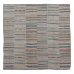 Quadratischer türkischer Vintage-Teppich aus getäfeltem Kelim in gedämpften Farben in gedämpften Farben 14'0" X14'2"