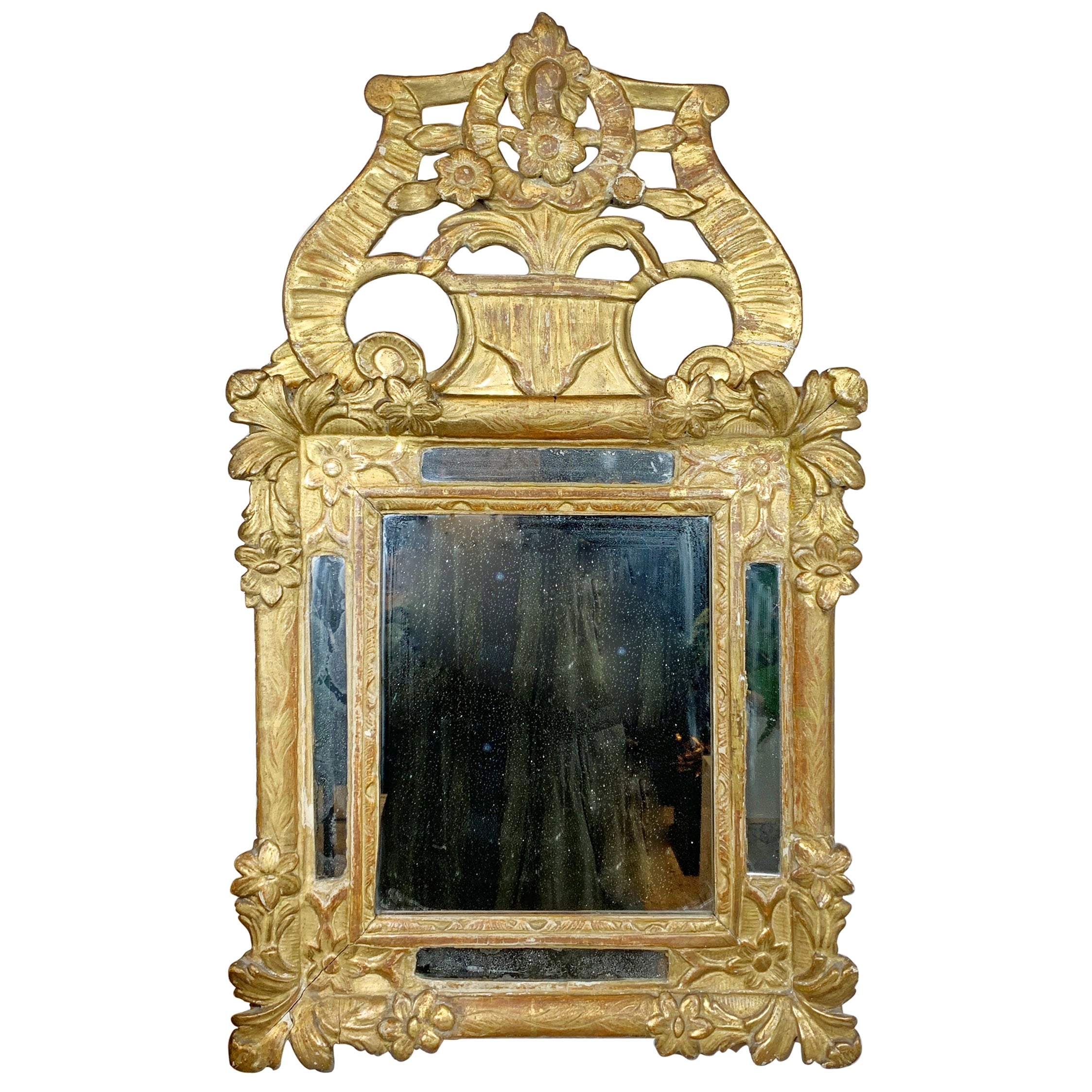 Miroir rococo français du 18ème siècle avec cheminée en bois doré