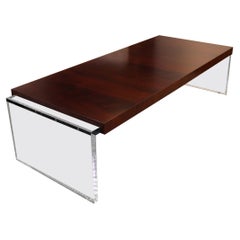 Table basse rectangulaire moderne contemporaine en lucite et noyer de Bolier pour Decca