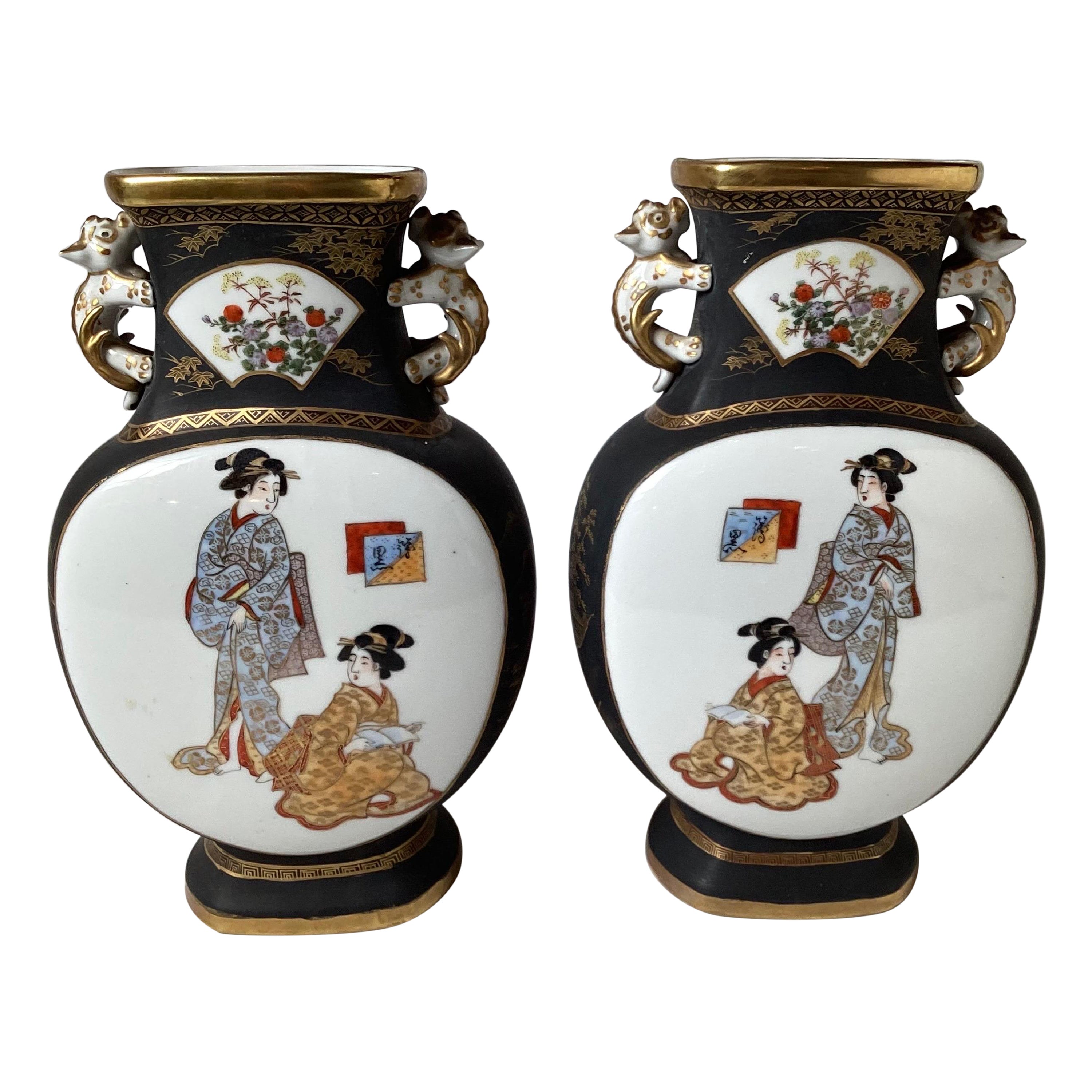 Paire de vases japonais de la période Meiji peints à la main en forme de lune