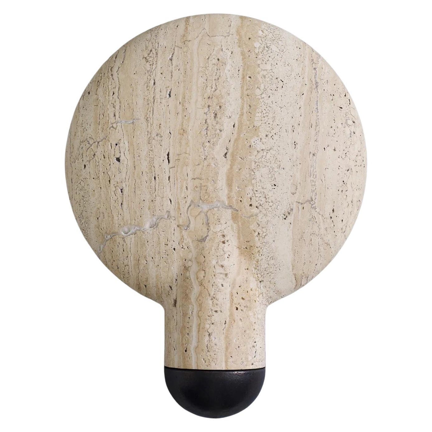Applique con superficie in travertino beige e stelo cilindrico scuro di Henry Wilson