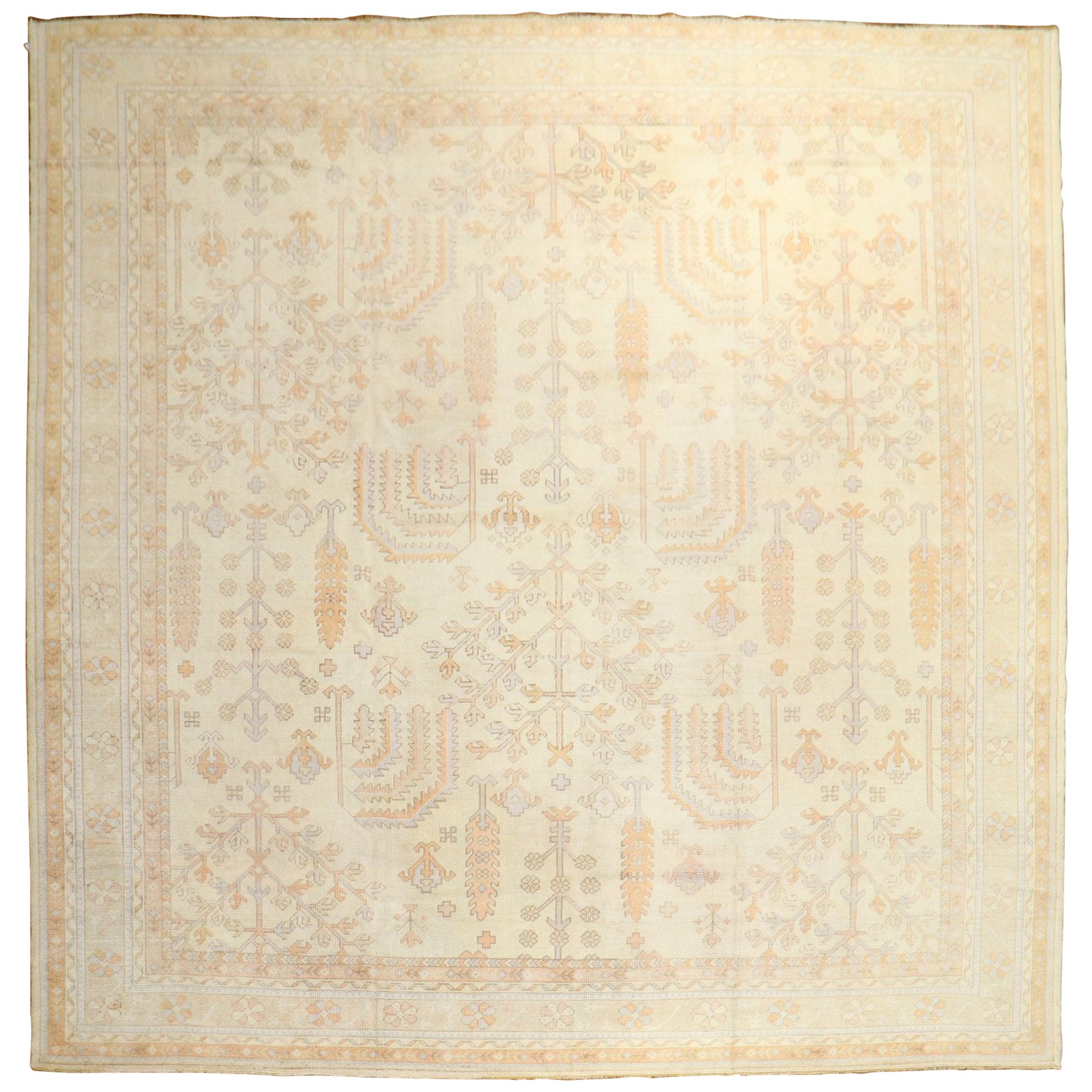Elfenbeinfarbener antiker türkischer quadratischer Oushak-Teppich