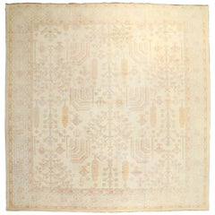 Elfenbeinfarbener antiker türkischer quadratischer Oushak-Teppich