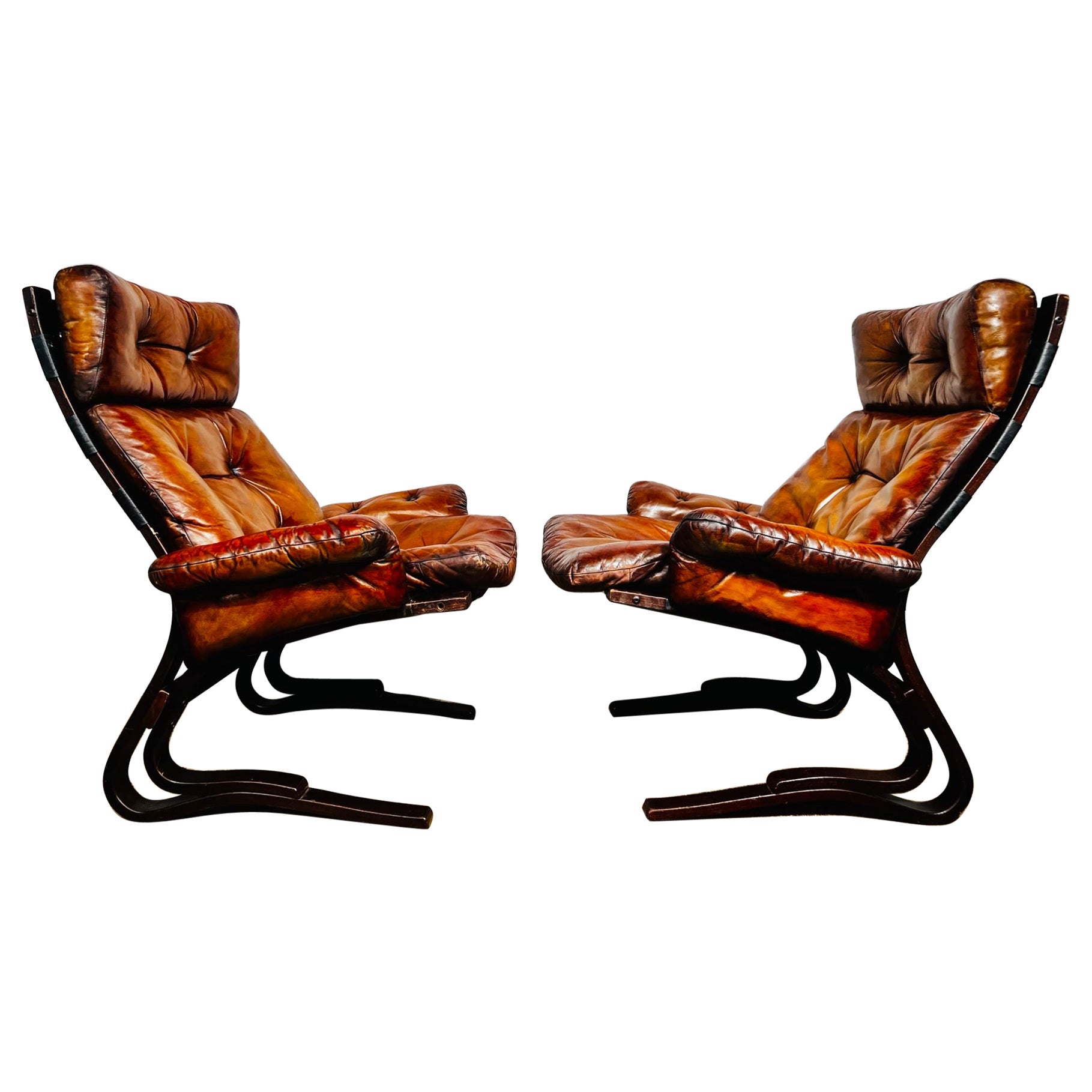 Paire de chaises Skyline vintage en bois cintré et cuir par Einar Hove Norway n° 656 en vente