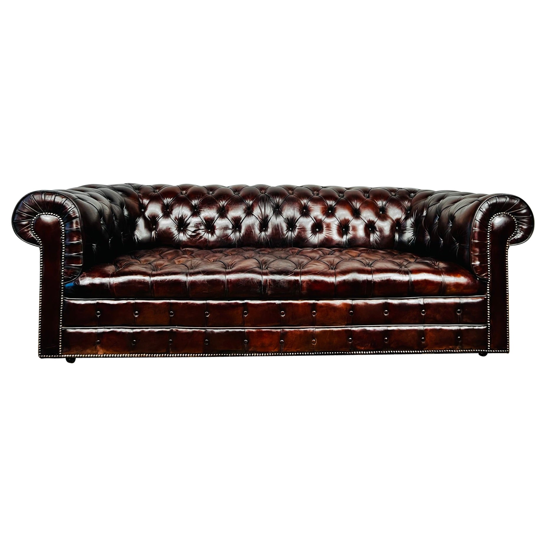 Exceptionnel canapé anglais entièrement boutonné en cuir patiné Chesterfield n° 390 en vente