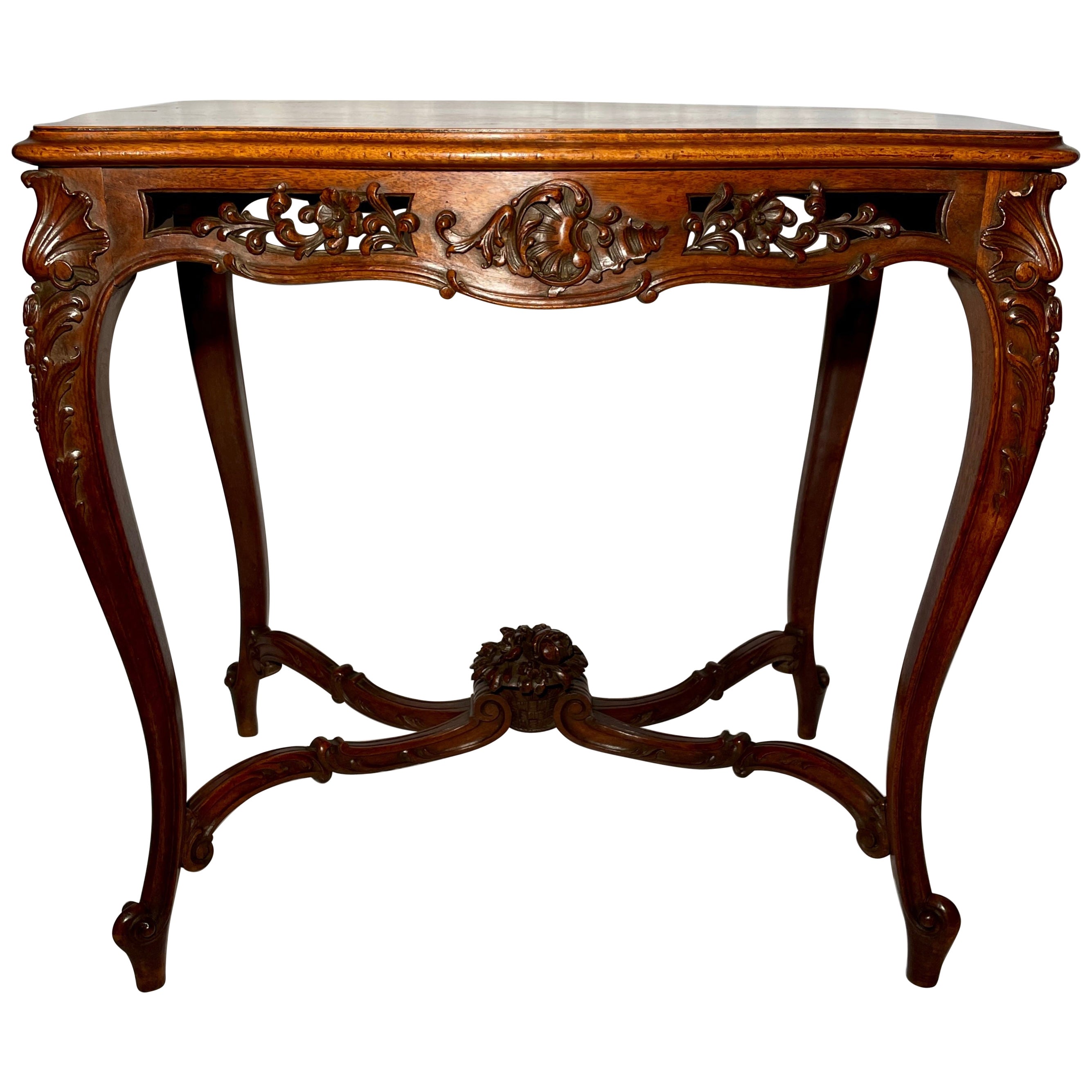 Ancienne table française Louis XV en noyer sculpté, vers 1890. en vente