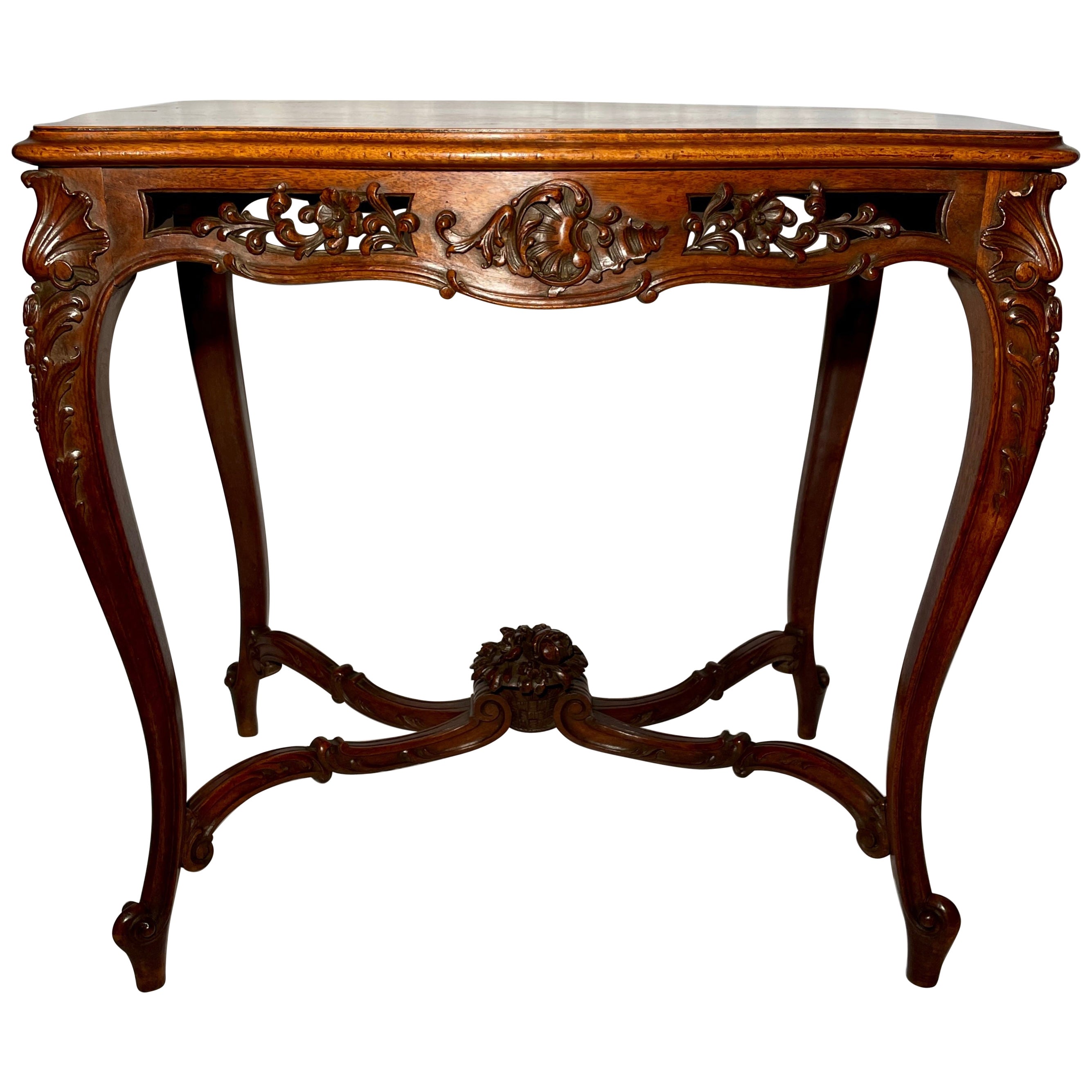 Ancienne table française Louis XV en noyer sculpté, vers 1890.