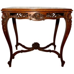 Antiker französischer Louis XV.-Tisch aus geschnitztem Nussbaumholz, um 1890.