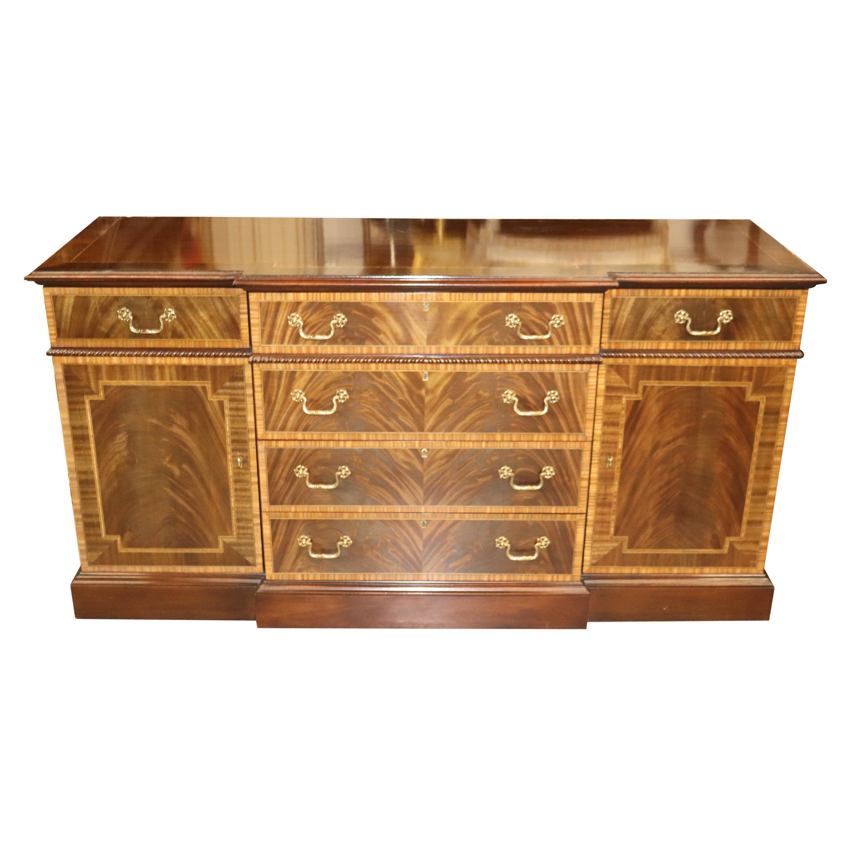 Buffet d'appoint en acajou flammé de style Chippendale de Councill Craftsman 