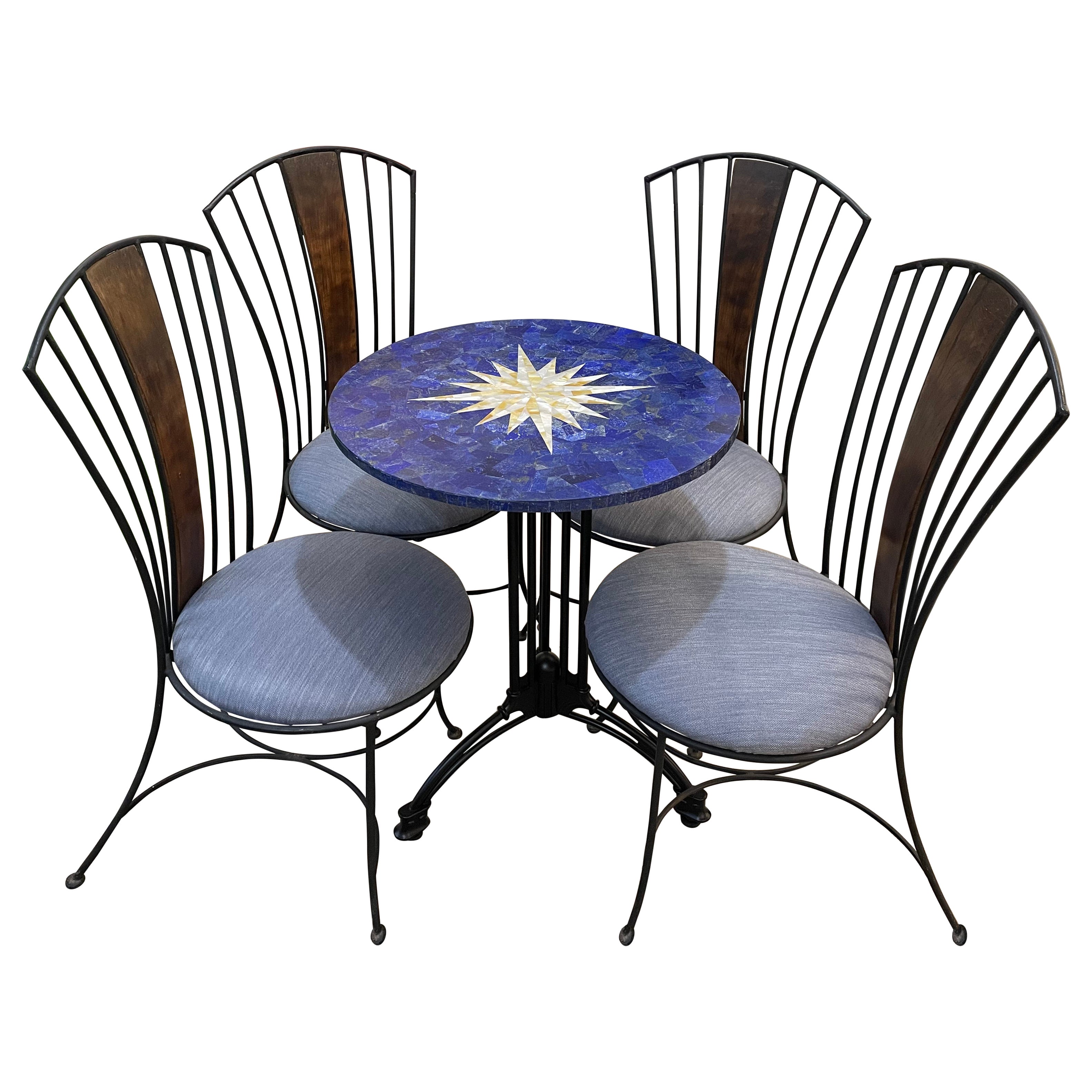 Table de café en lapis et nacre en Pietra Dura et quatre chaises en fer avec coussin