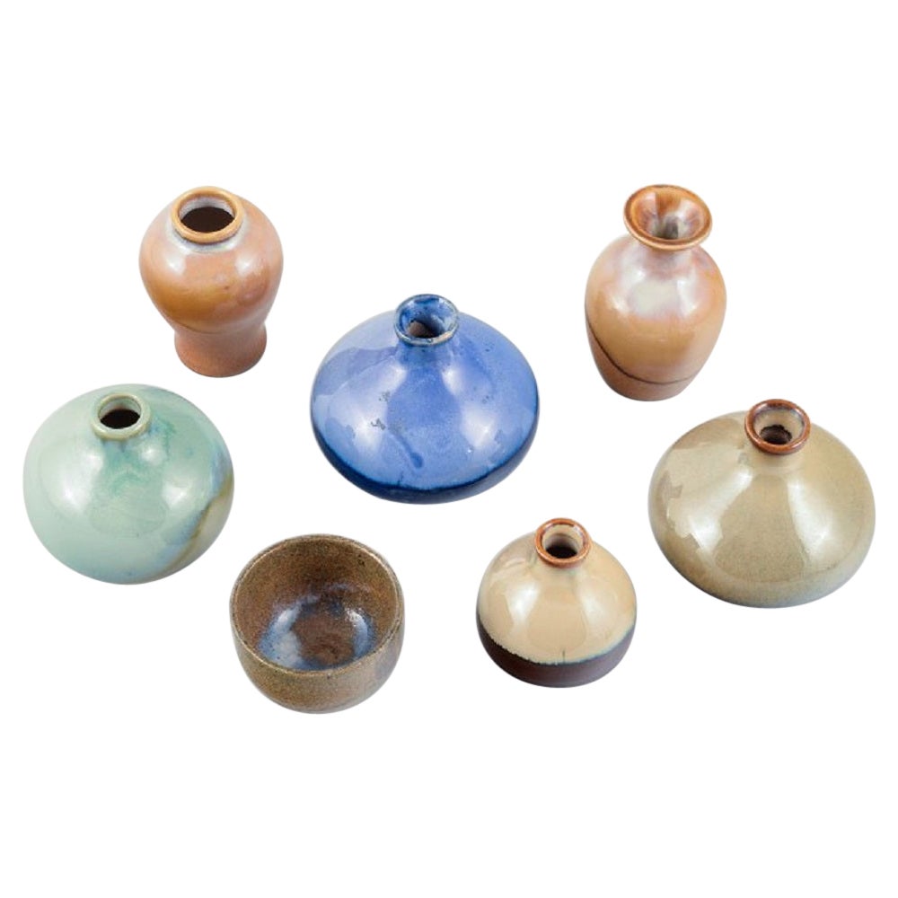 Zeitgenössische skandinavische Keramiker, eine Kollektion von sieben Miniaturvasen