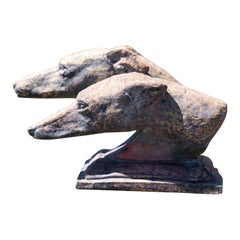 Sculpture composite de deux têtes de lévriers