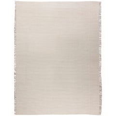 Tapis contemporain en laine beige et gris à tissage plat de Doris Leslie Blau