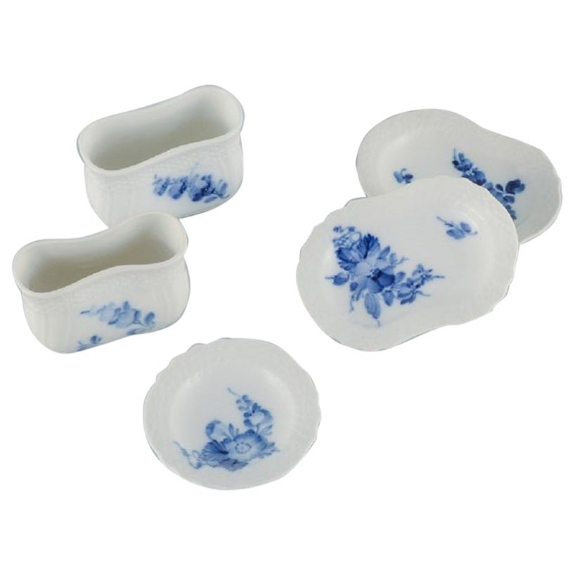 Cinq pièces de porcelaine tressée à fleurs bleues de Royal Copenhagen.