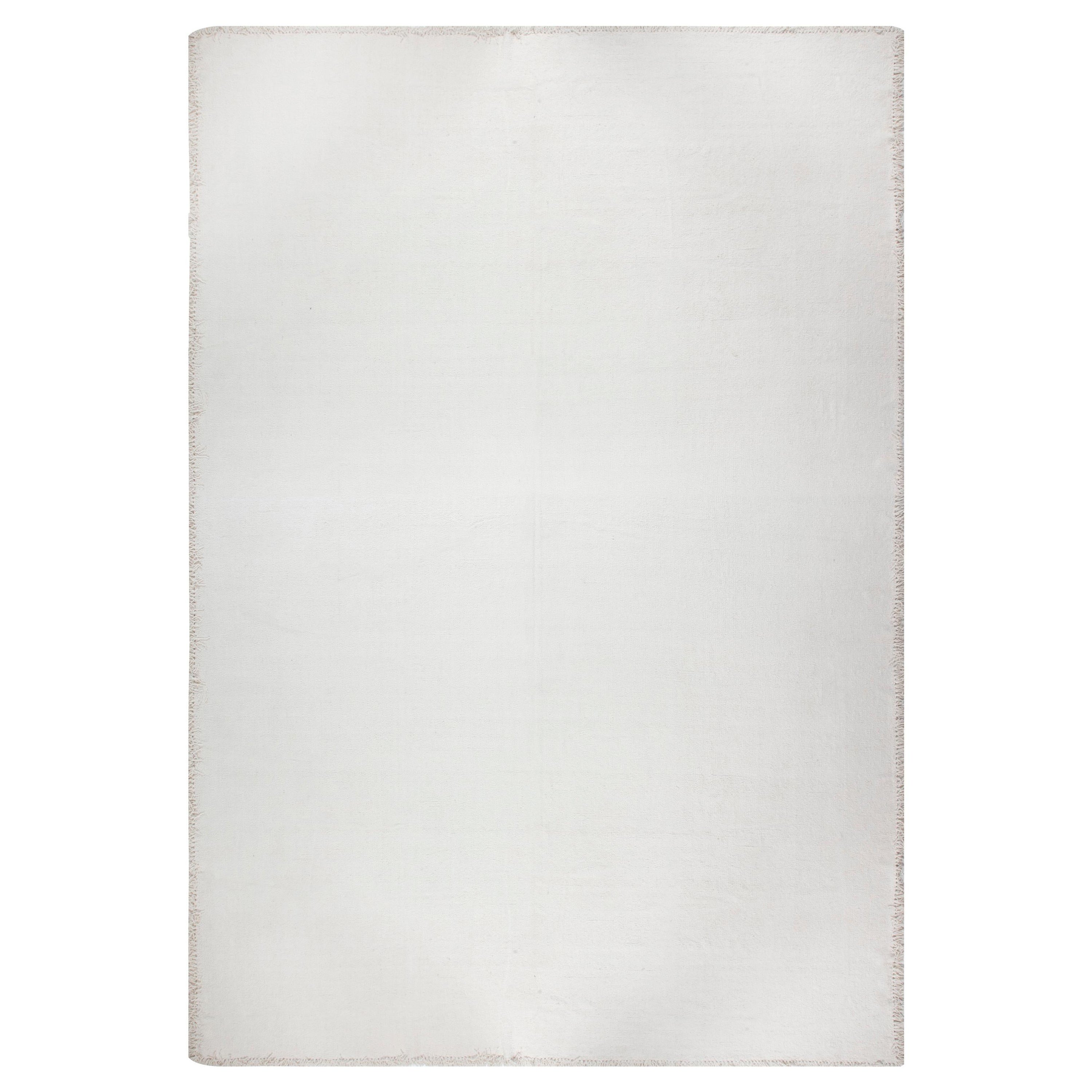 Tapis contemporain surdimensionné en laine blanche tissée à plat de Doris Leslie Blau