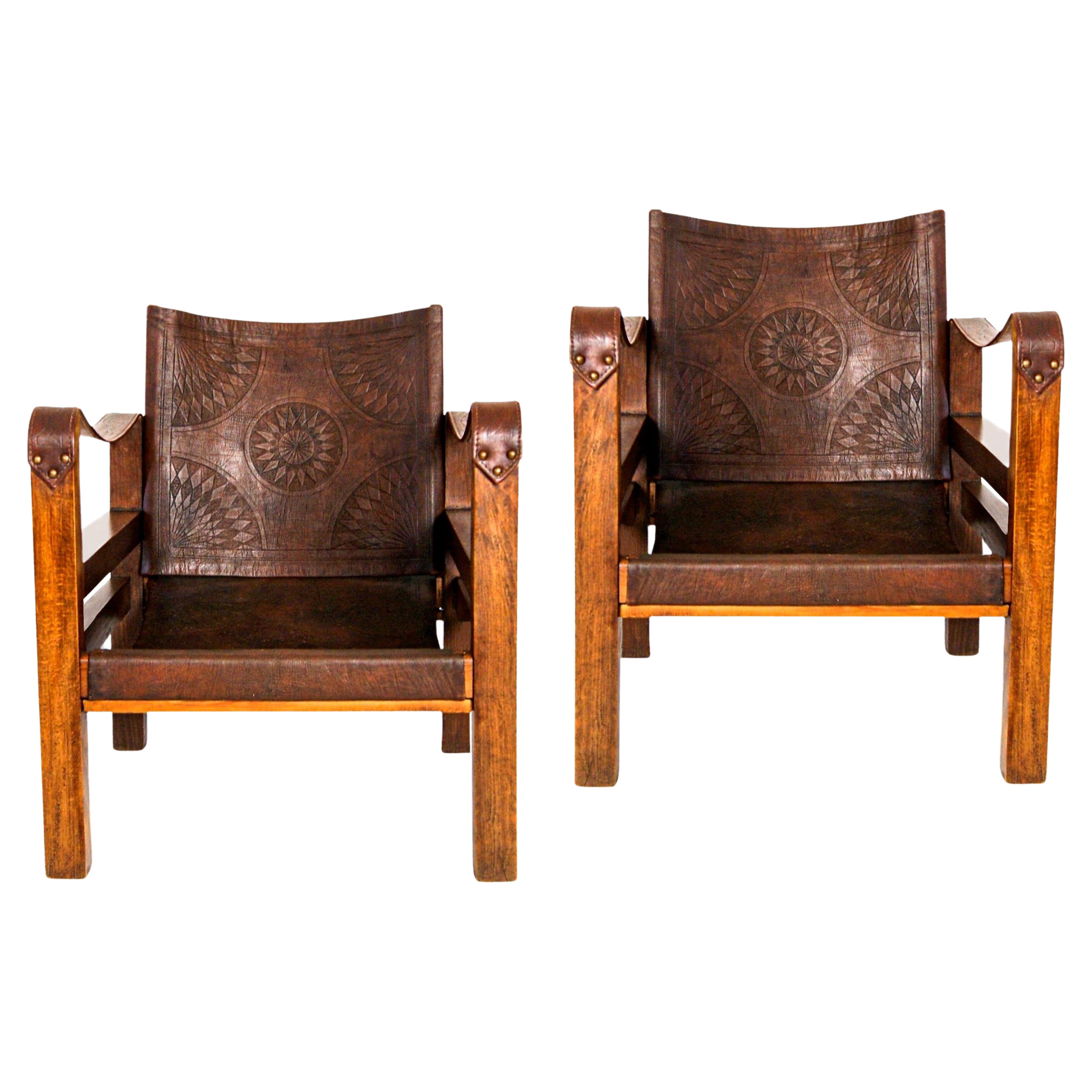 Mid-Century Pair of French Tooled Leather Safari Campaigner Armchairs im Angebot
