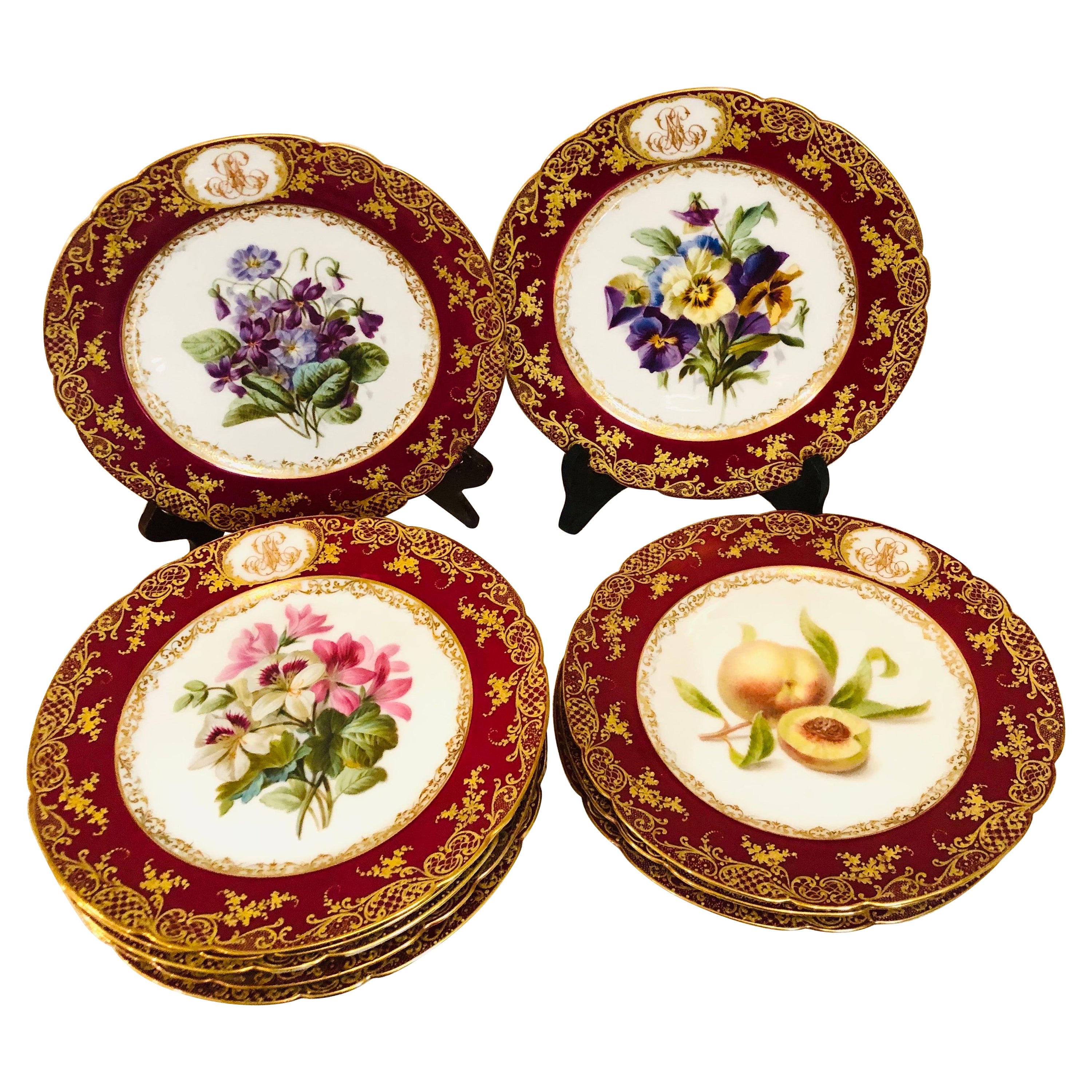 Dix assiettes en porcelaine de Paris peintes chacune avec des bouquets de fleurs et des fruits différents