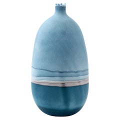 Vase en ardoise bleu mercuré d'Elyse Graham