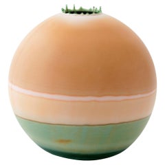 Jupiter-Vase aus Siena mit grünem Sockel von Elyse Graham