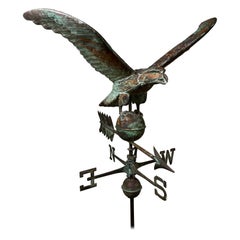 Girouette vintage en cuivre ailé en forme d'aigle ailé avec sphère, flèche et directions