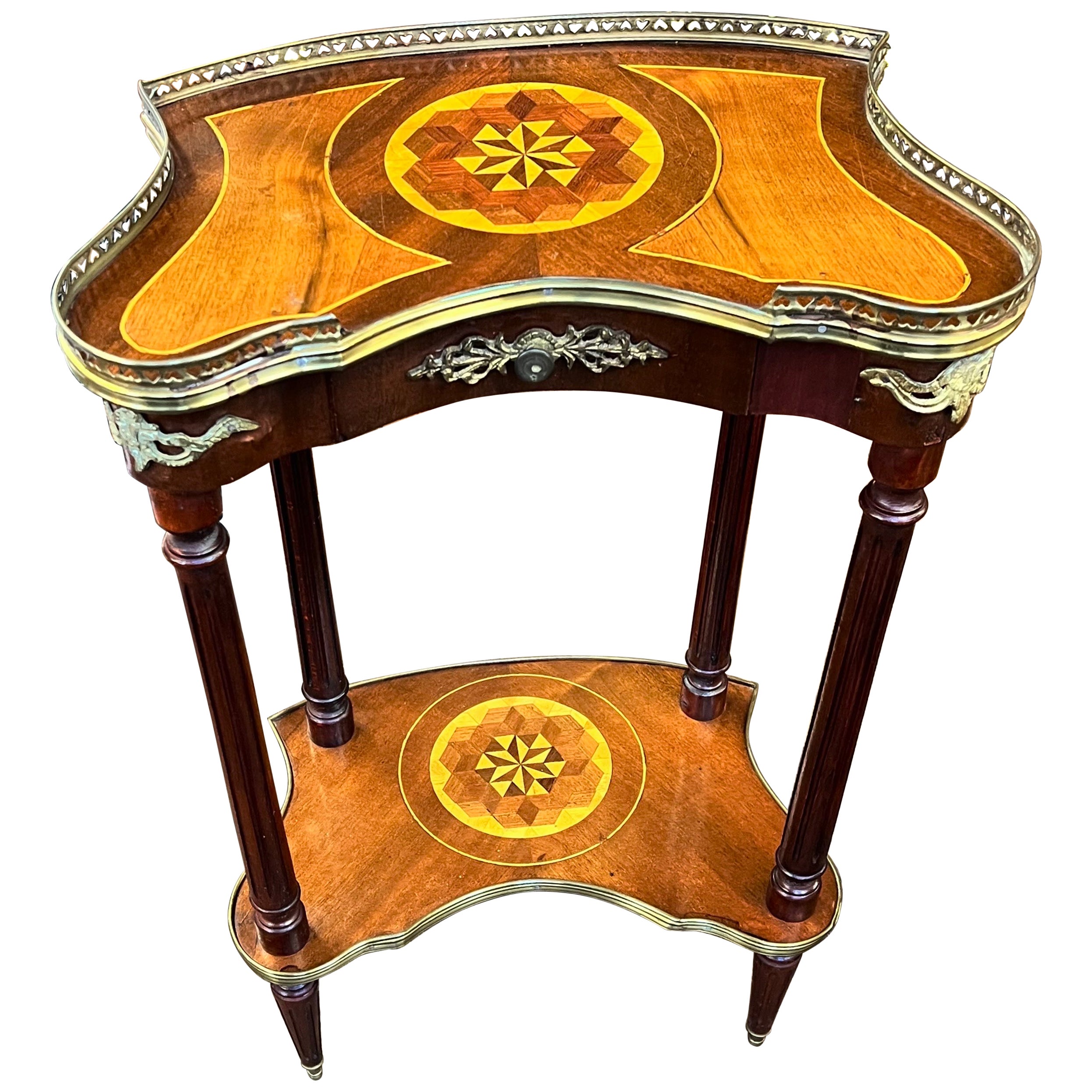 Superbe table d'appoint en forme de rein en marqueterie française ancienne et ornementation de bronze doré