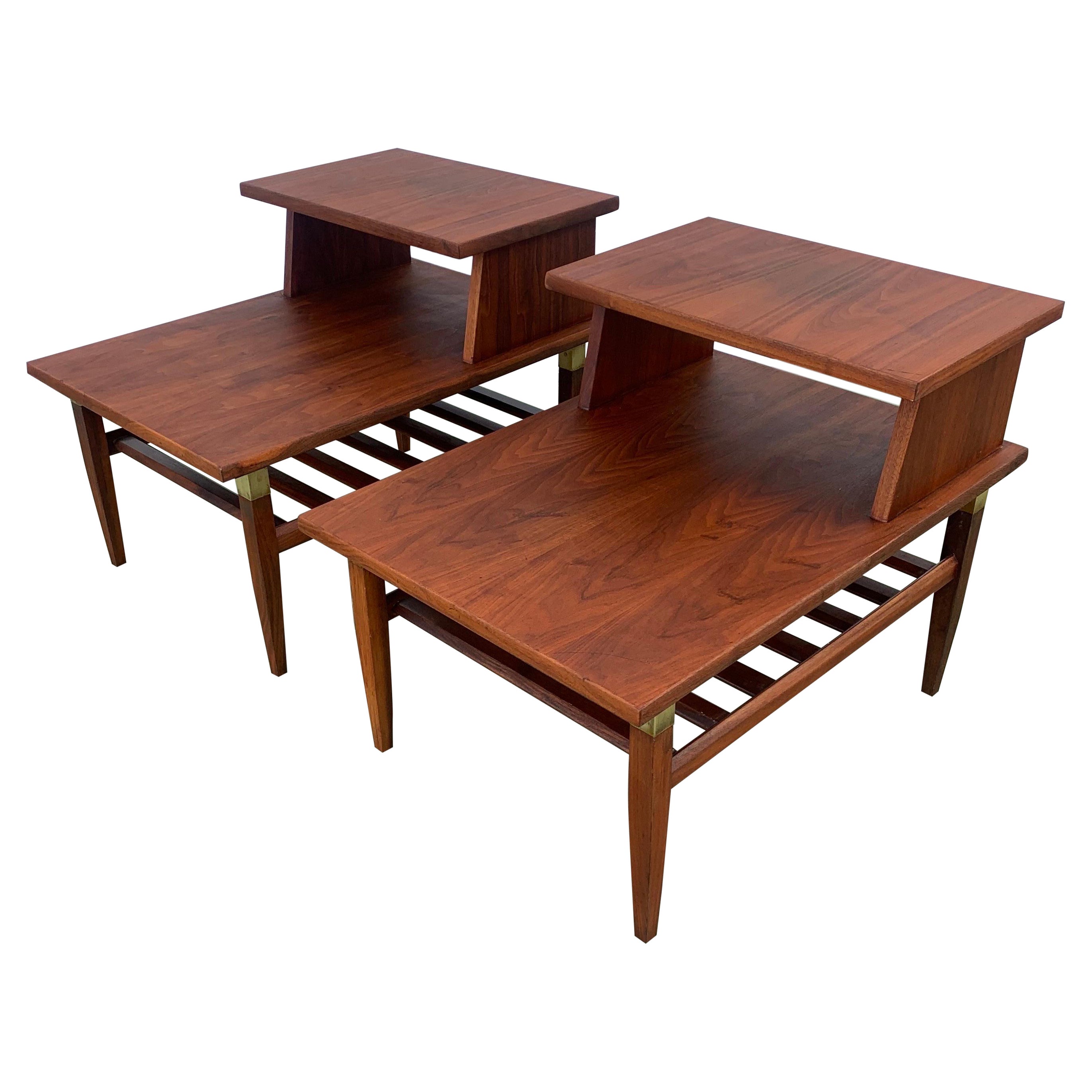 Paire de tables d'appoint à deux niveaux en noyer et laiton, Mid-Century Modernity en vente