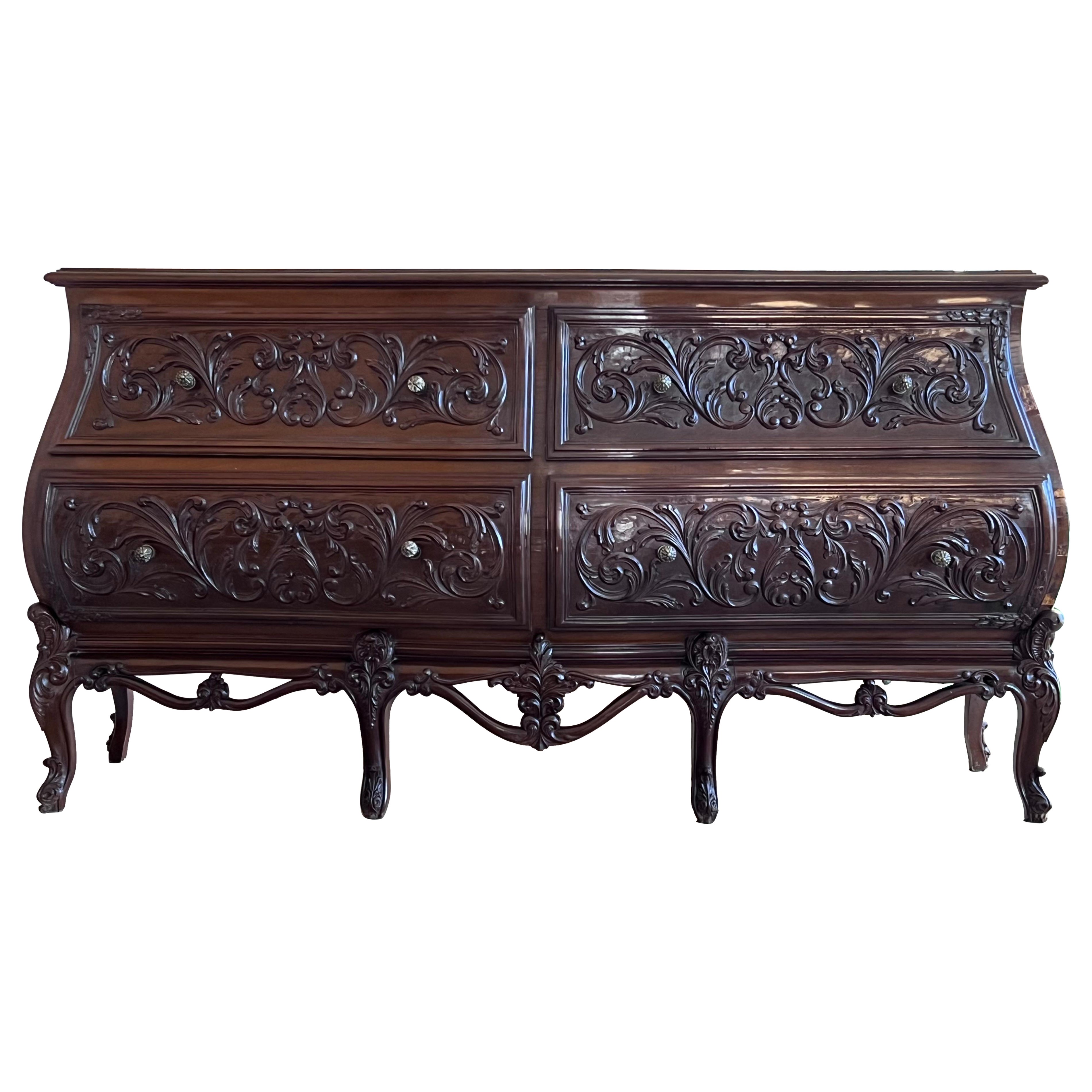 Commode bombée Louis XV provinciale française du 19ème siècle en noyer sculpté en vente