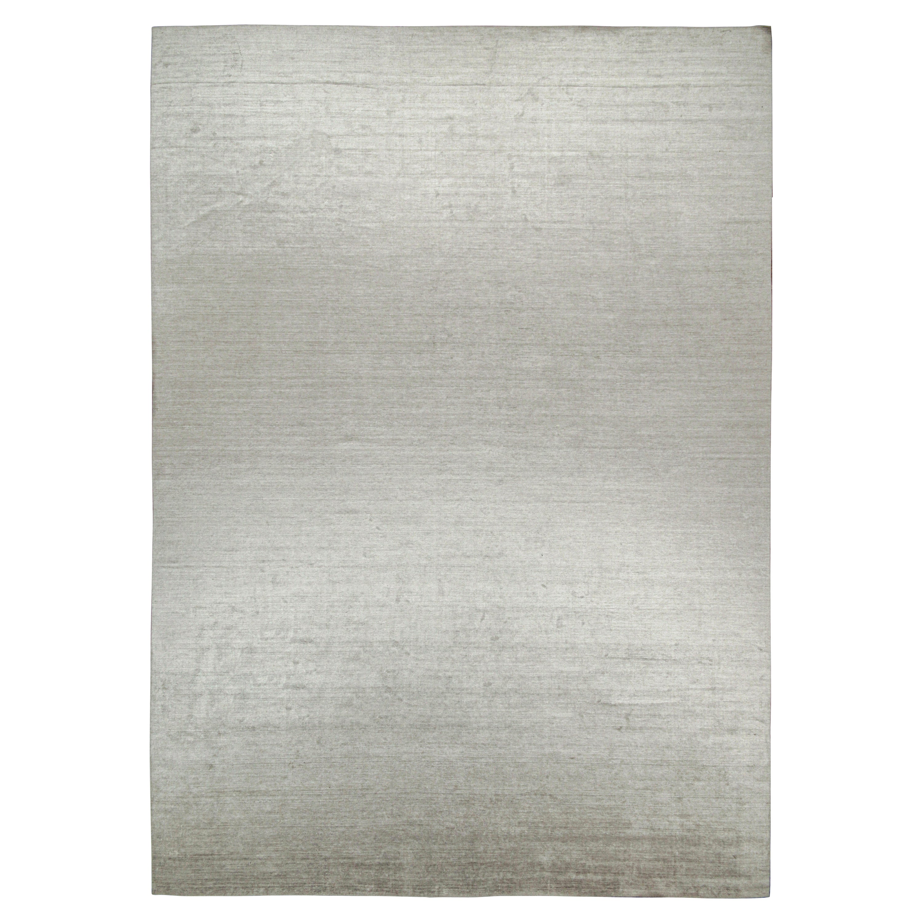 Dieser moderne Teppich im Format 14x20 ist ein großartiger Neuzugang in der Texture of Color Collection'S von Rug & Kilim. Handgeknüpft aus Kunstseide und Baumwolle. 

Kenner werden bemerken, dass dieses Stück aus unserer neuen Light on Loom-Linie