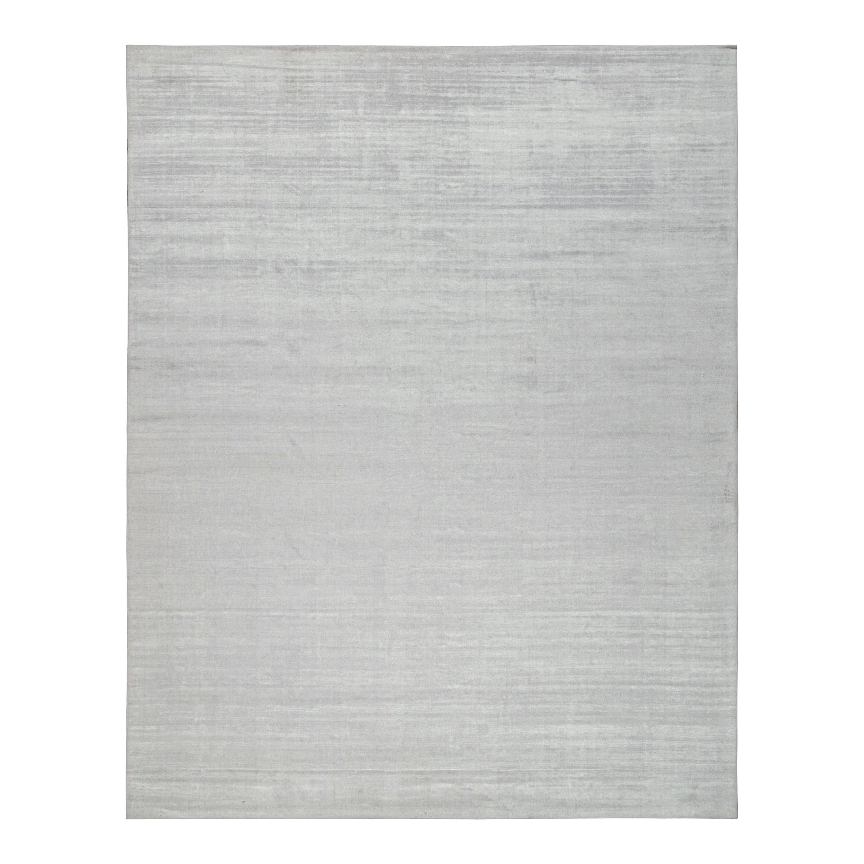 Ce tapis contemporain de 12x15 est une grande nouveauté de la collection Texture of Color de Rug & Kilim. Noué à la main en soie d'art et en coton. 

Les connaisseurs remarqueront que cette pièce fait partie de notre nouvelle gamme Light on Loom,