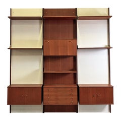 Librería de pared modular italiana de mediados de siglo en teca y latón, años 60