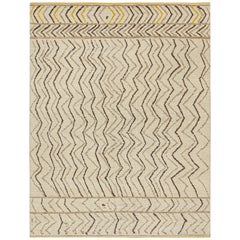 Rug & Kilim's Moroccan Style Rug in Beige-Brown and Gold Geometric Patterns (tapis de style marocain aux motifs géométriques beige, brun et or)