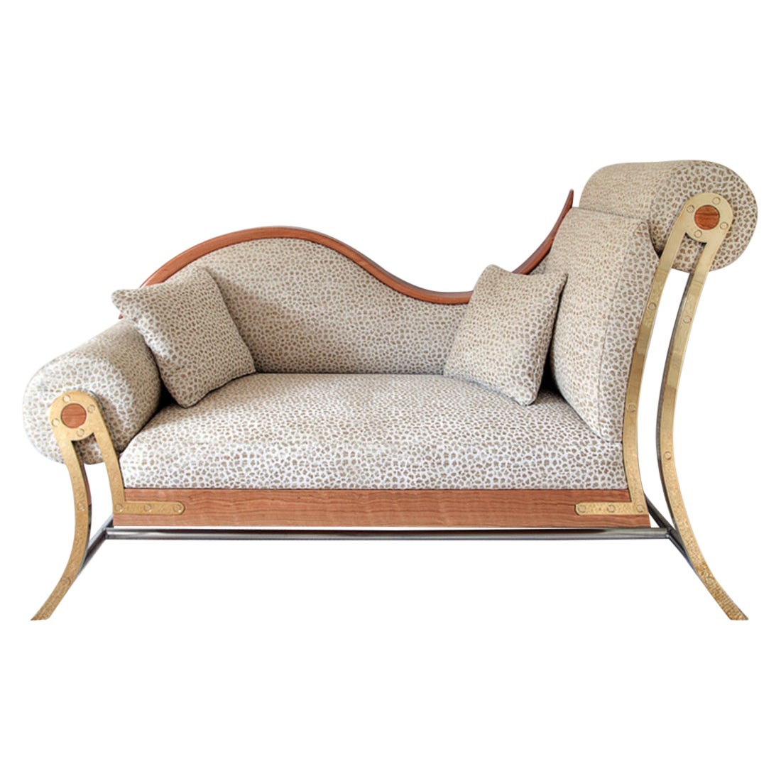 Chaise longue de luxe contemporaine en laiton et tapissée en vente